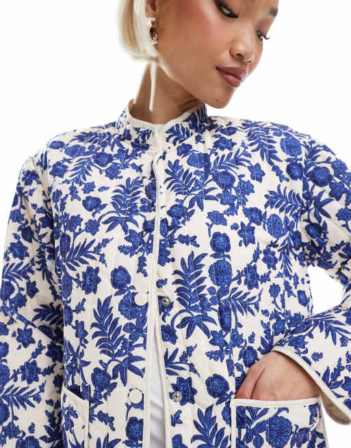 Vero Moda – Pikowana kurtka z kremowo-niebieskim kwiatowym nadrukiem, 2 z 4
