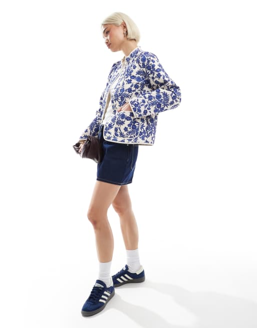 Vero Moda – Pikowana kurtka z kremowo-niebieskim kwiatowym nadrukiem, 3 z 4