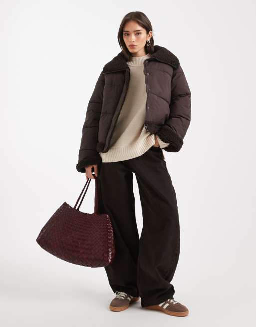 Vero Moda - Piumino corto color cioccolato con finiture in pile borg, 4 di 4