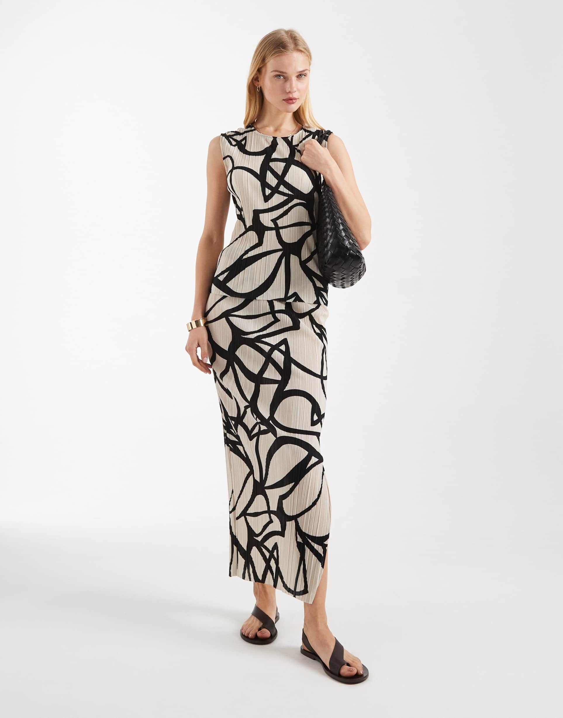 vero moda plissé maxi skirt in black and beige abstract print - part of a set