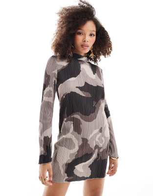 plisse mini dress with wide sleeves in brown abstract print