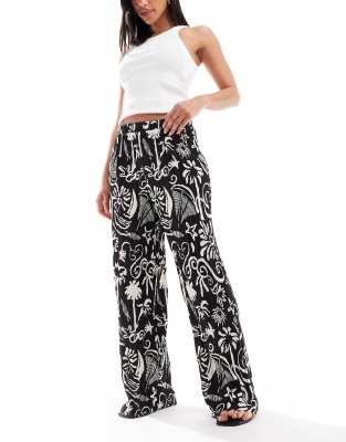 Vero Moda - Plissee-Hose mit hohem Bund, weitem Bein und tropischem Muster-Schwarz