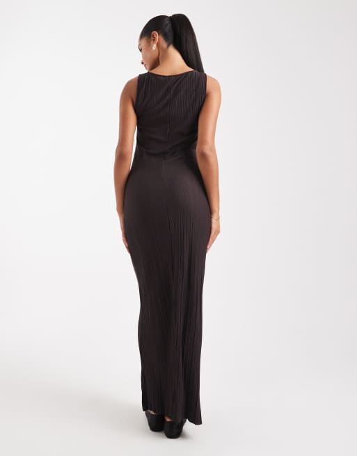 Vero Moda – Plissee-Maxikleid in Schokobraun mit U-Boot-Ausschnitt