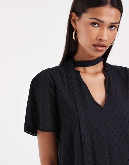 Vero Moda – Popeline-Minikleid in Schwarz mit Bindegürtel, Spitzenborte und Rüschensaum, 2 von 4