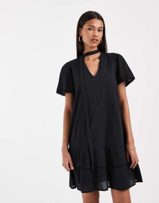 Vero Moda – Popeline-Minikleid in Schwarz mit Bindegürtel, Spitzenborte und Rüschensaum, 3 von 4