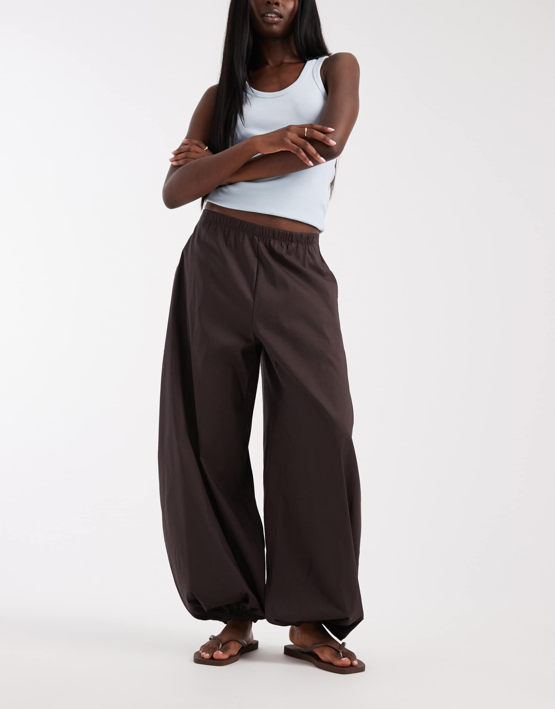 vero moda poplin wide balloon pants in chocolate