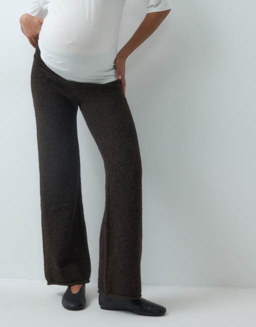 Vero Moda Premamá pantalones de punto de pernera ancha con cintura anudada en marrón chocolate, 2 de 5