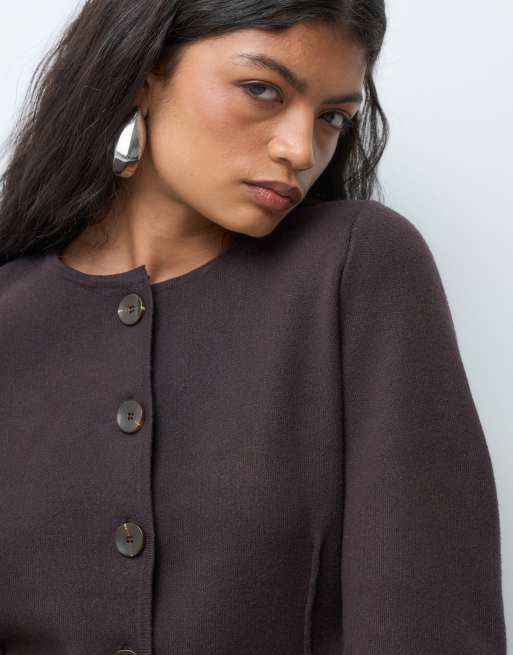 Vero Moda Premium cárdigan de punto estructurado con cuello redondo en marrón chocolate, 5 de 5