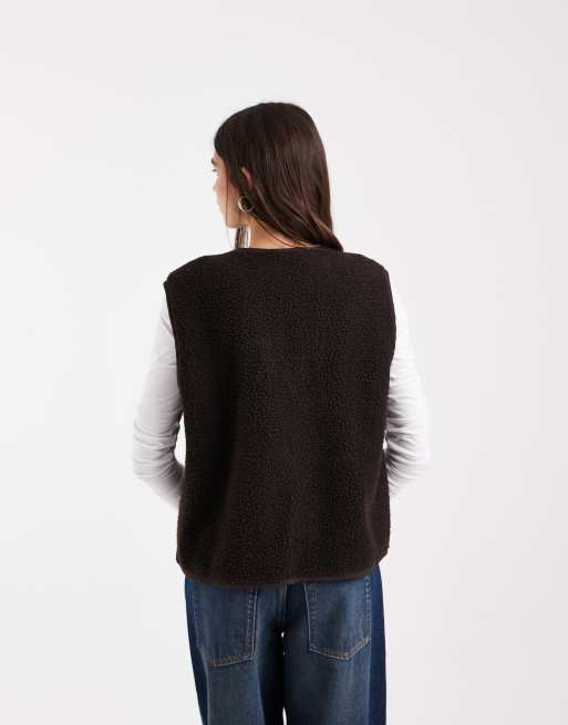 Vero Moda pudełkowy bezrękawnik teddy w czekoladowym brązie, 4 z 4
