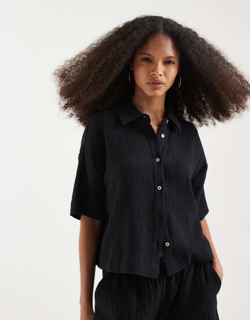 Vero Moda - Set van recht overhemd en short van kaasdoek met textuur in zwart, 2 van 3