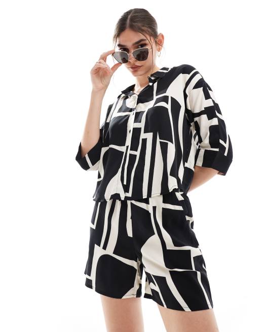 Vero Moda relaxed shorts co-ord in abstract mono print, 1 of 5