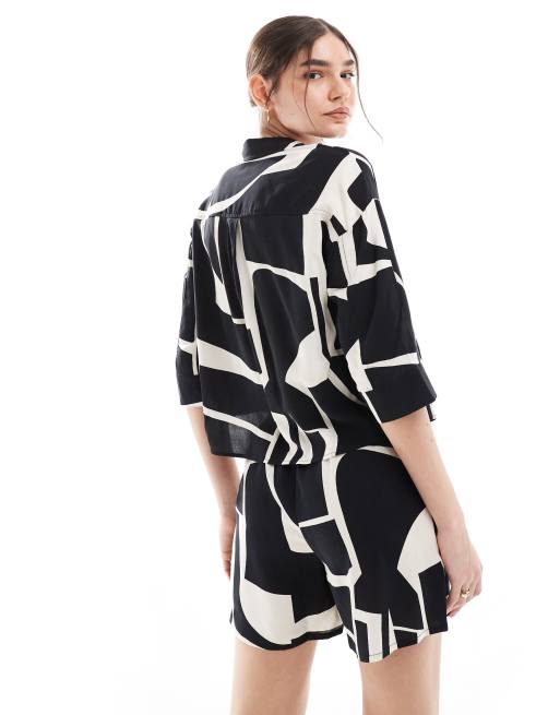 Vero Moda relaxed shorts co-ord in abstract mono print, 2 of 5