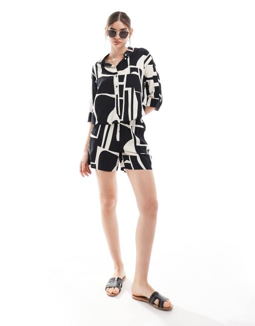 Vero Moda relaxed shorts co-ord in abstract mono print, 4 of 5
