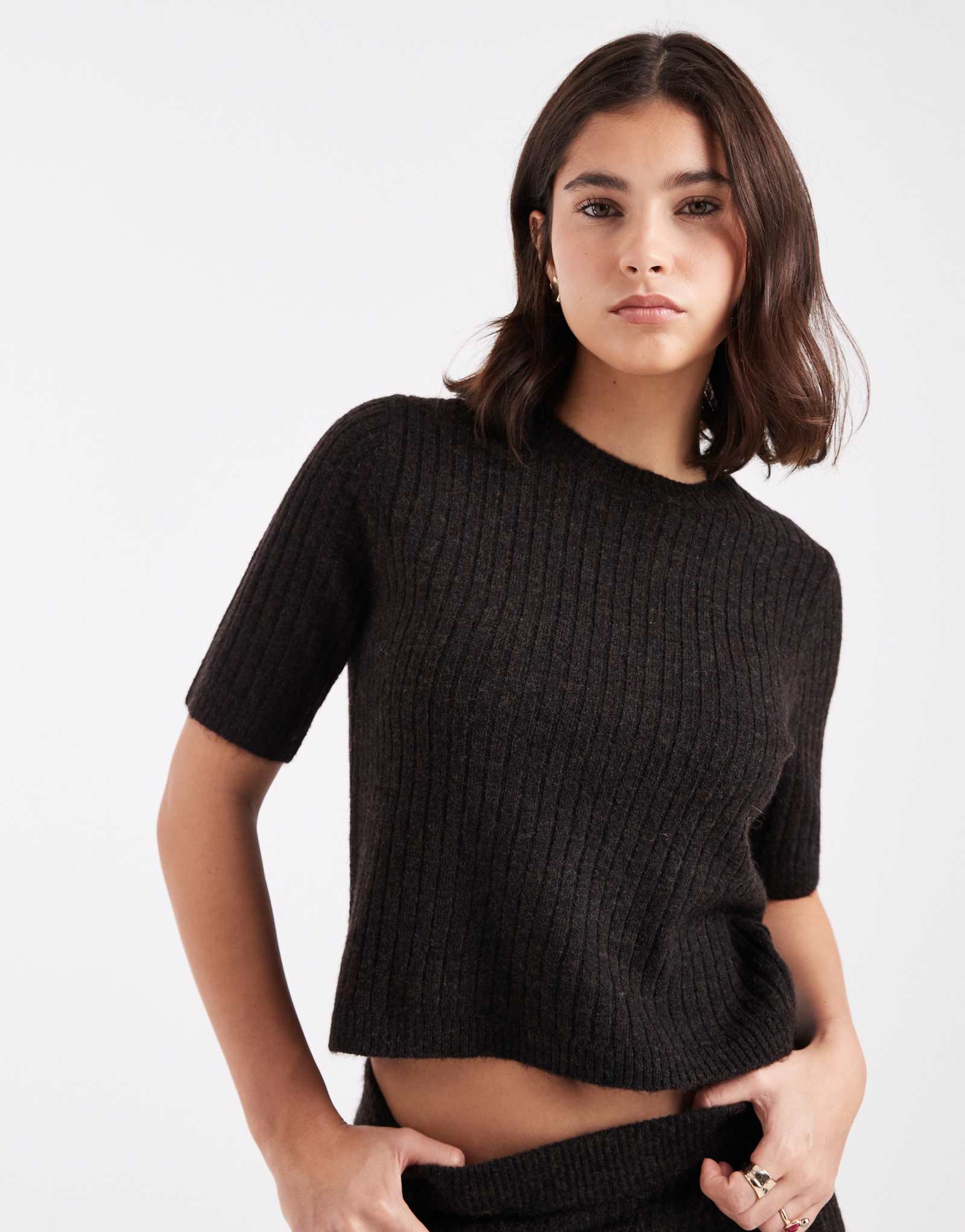 Трикотажный топ в рубчик с коротким рукавом цвета шоколадного меланжа от Vero Moda - часть комплекта