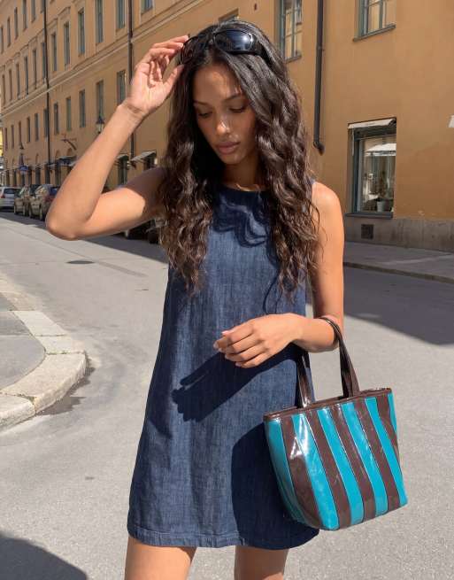 Vero Moda - Ærmeløs shift-minikjole i mørkeblå vask i denim, 2 af 3