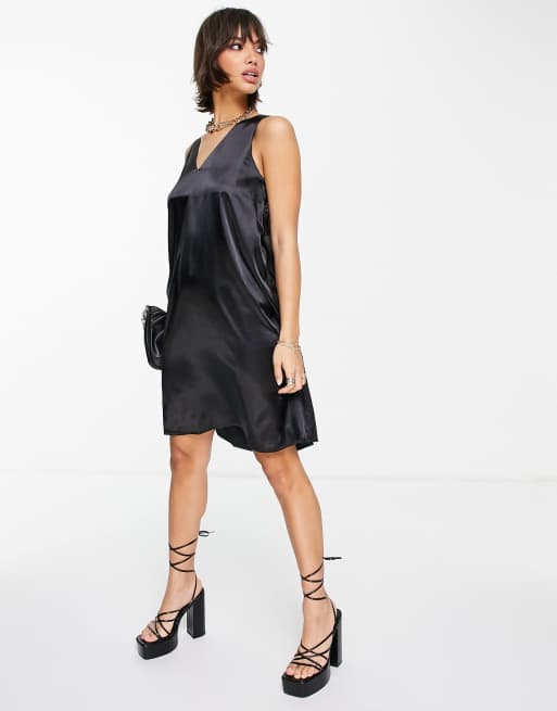 Vero moda - Ærmeløs smock-minikjole i sort satin