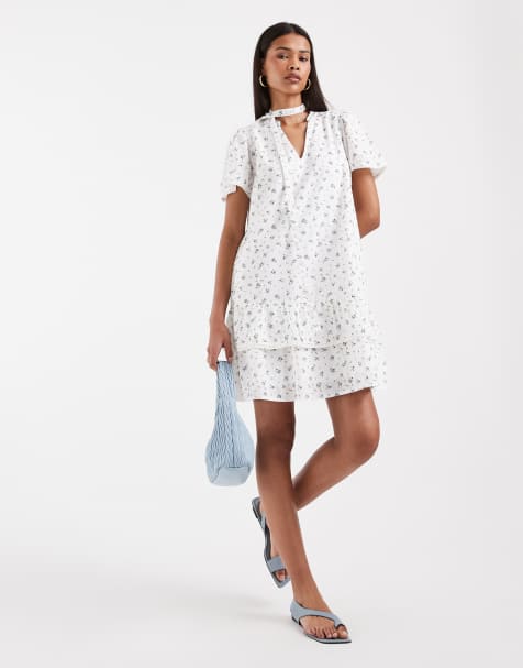 Vero Moda - Robe courte en popeline nouée à la taille avec ourlet volanté et finitions en dentelle - Blanc à fleurs bleues - view 1