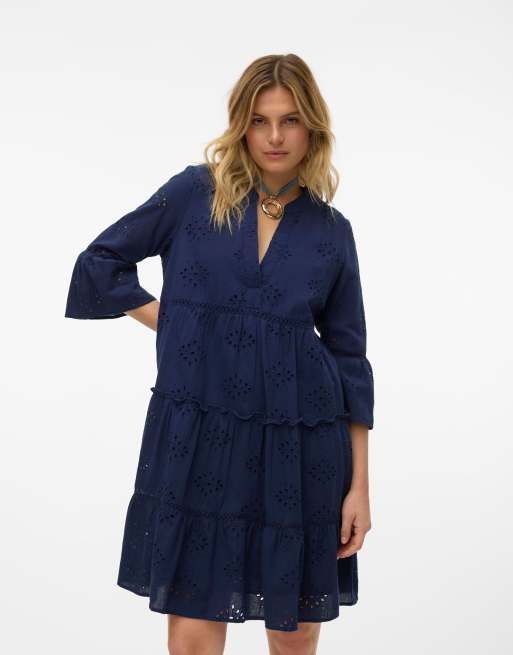 Vero Moda - Robe courte étagée en broderie anglaise à col V - Bleu marine