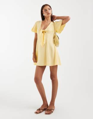 Robe courte nouée sur l'avant en tissu texturé effet froissé - Jaune doré XXS