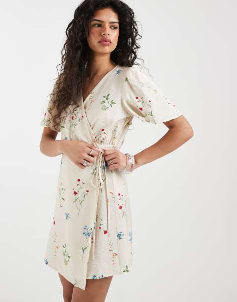 Vero Moda - Robe portefeuille courte à fleurs avec manches évasées - Crème - view 1