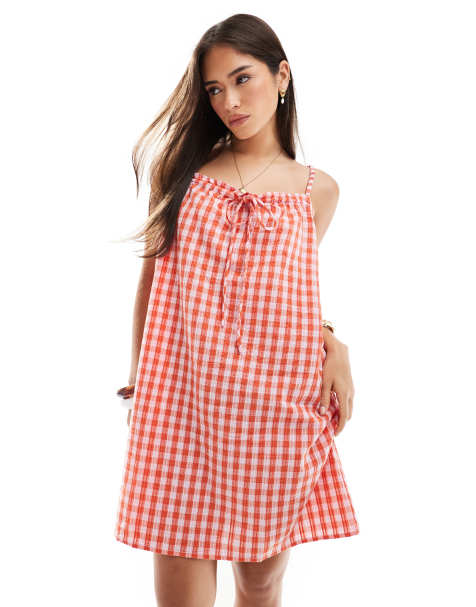 Vero Moda – Rosa och röd, ginghamrutig miniklänning i bäckebölja - view 1