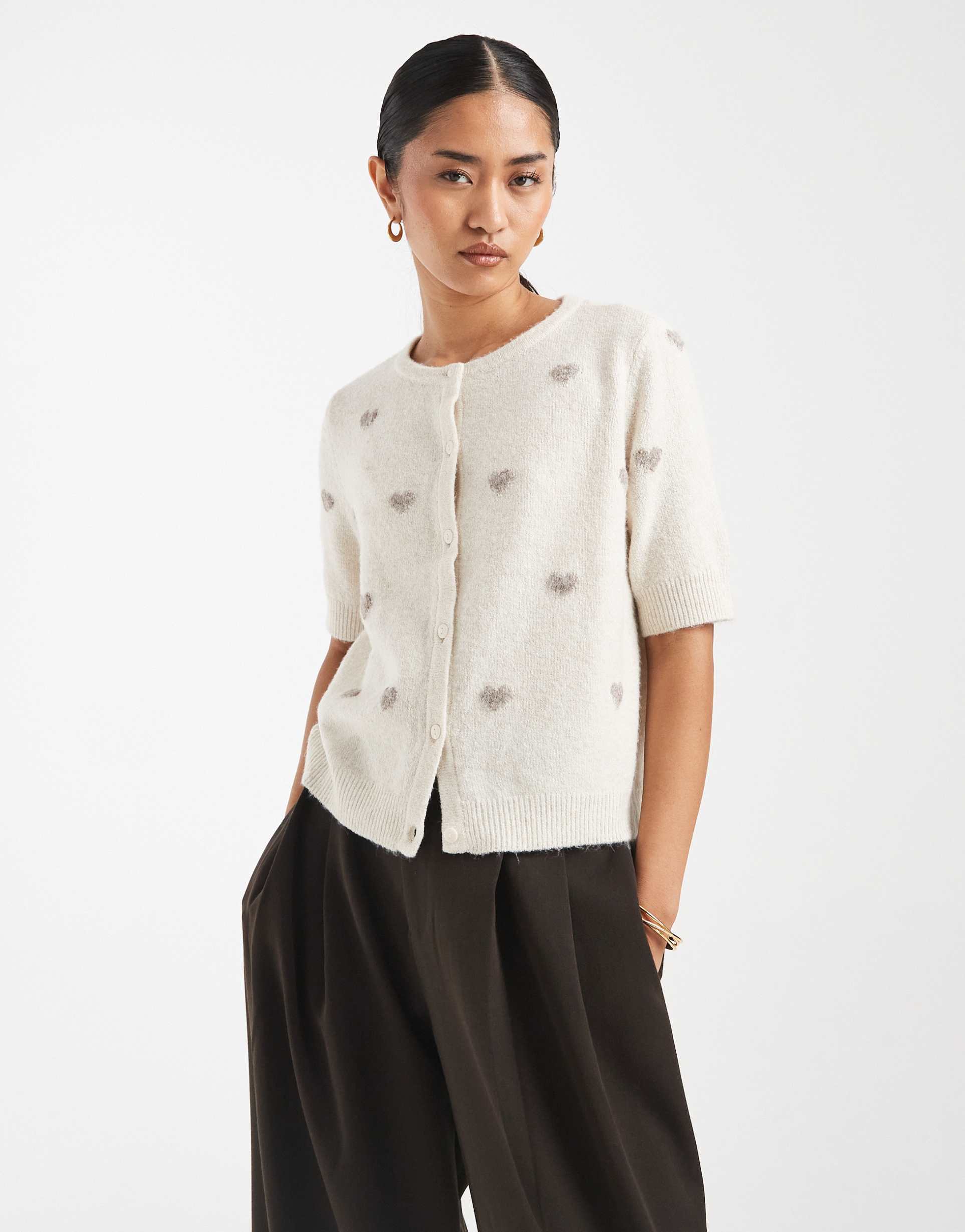 vero moda round neck knit short sleeve cardigan with heart jacquard print in cream