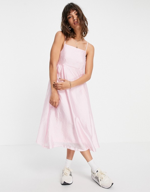  Doskonały Vero Moda – RÓżowa satynowa sukienka midi na cienkich ramiączkach RÓżowy