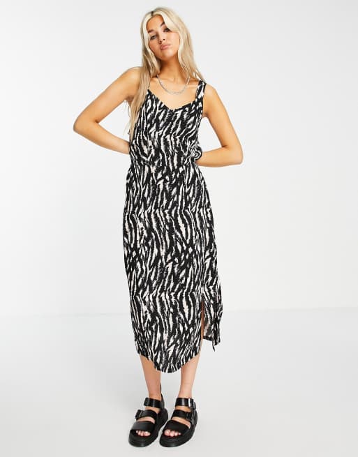 Vero Moda – Różowa sukienka midi na ramiączkach