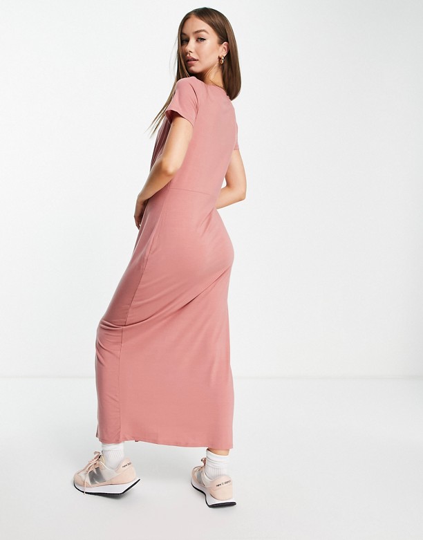  Niska Cena Vero Moda – RÓżowa sukienka t-shirtowa midi ze skręconym przodem Brudny rÓż