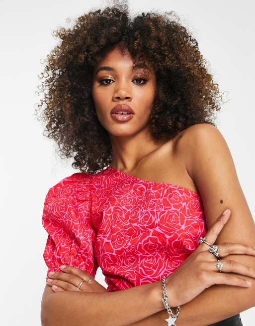 Vero Moda – Różowy top na jedno ramię z bufką we wzór w róże