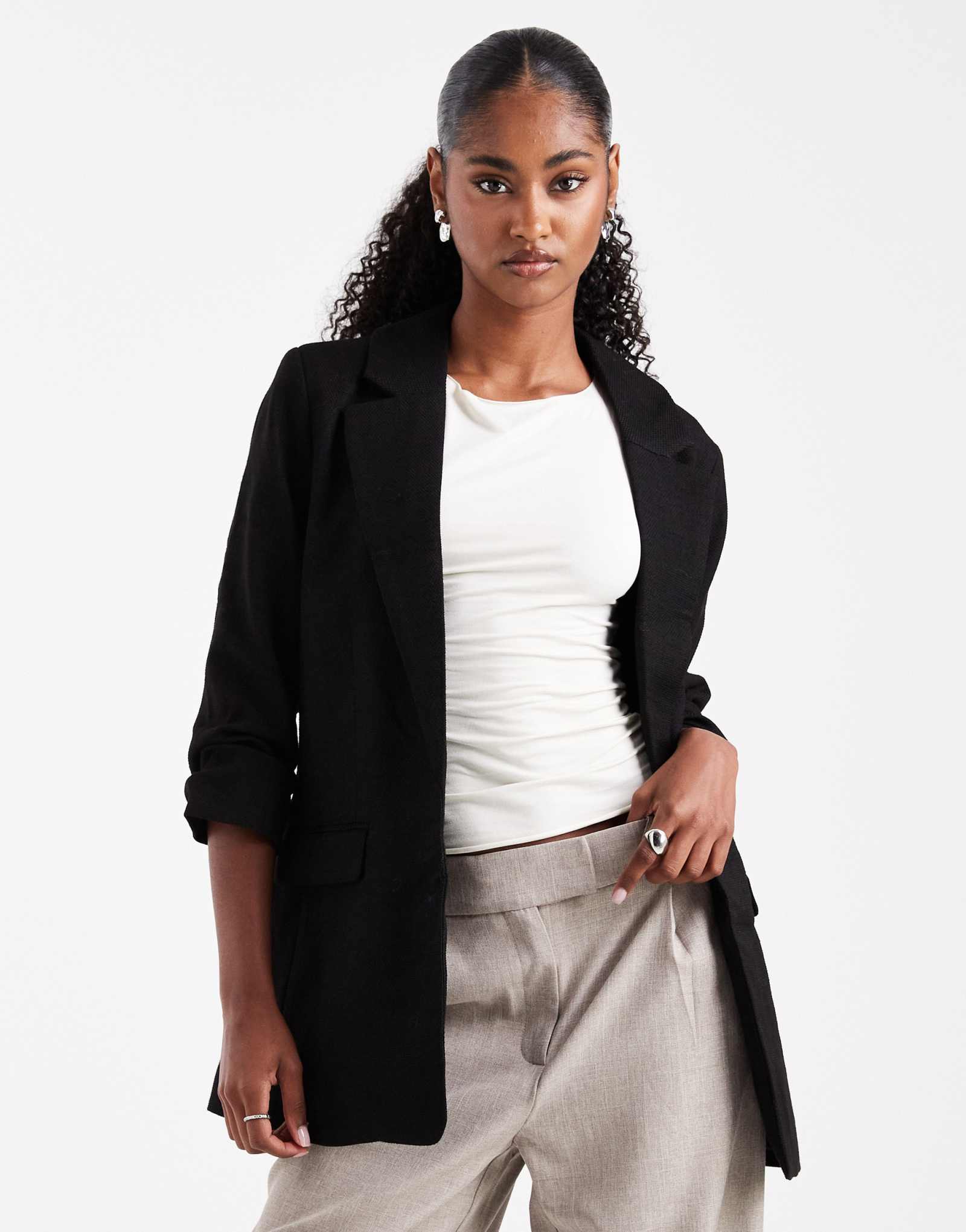 Черный блейзер с рюшами на рукавах от Vero Moda