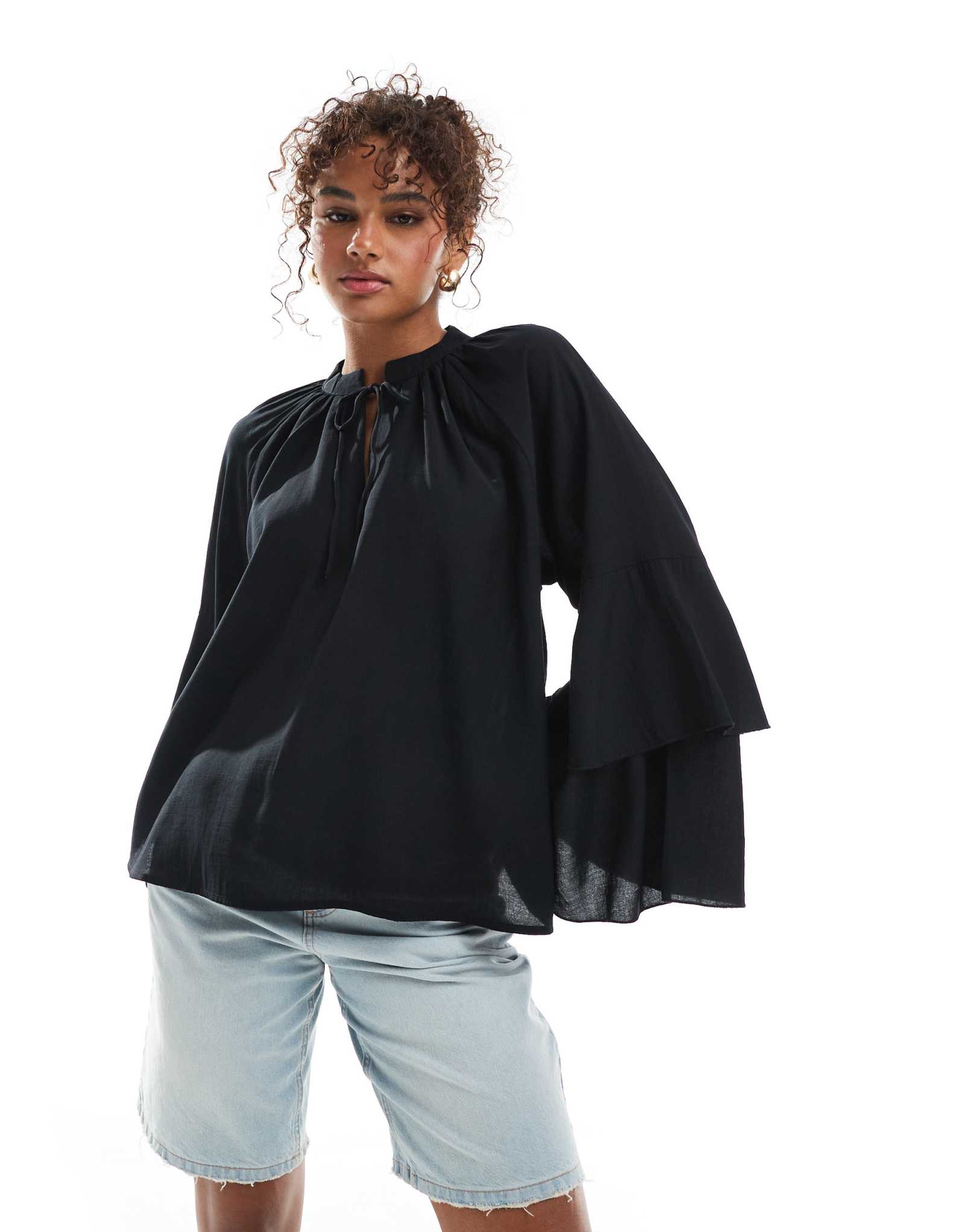 Черный топ в стиле бохо с оборками и многоярусными рукавами от Vero Moda