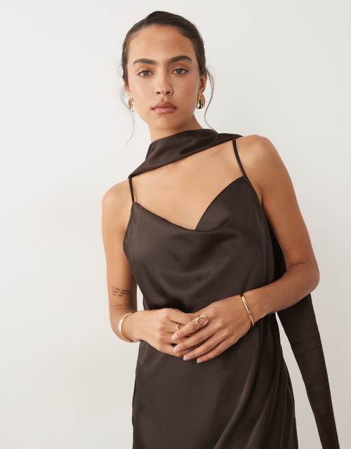 Vero Moda - Satijnen midi cami-jurk met gedrapeerde halslijn en sjaaldetail in chocoladebruin, 2 van 4