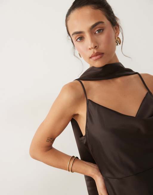 Vero Moda - Satijnen midi cami-jurk met gedrapeerde halslijn en sjaaldetail in chocoladebruin, 3 van 4