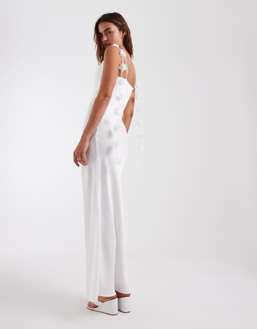 Vero Moda – Satin-Maxikleid in Weiß mit Wasserfallausschnitt und 3D-Blumenapplikation, 2 von 4