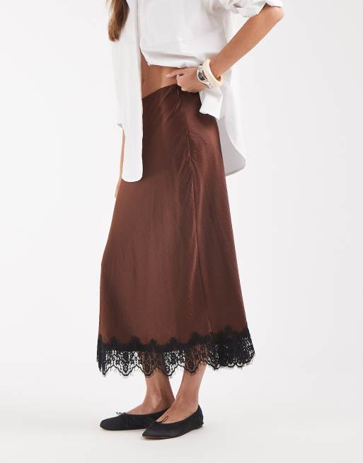 Vero Moda satin midikjol med spetsdetalj i fållen i brun, 2 av 5