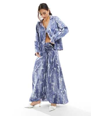 Vero Moda Vero Moda satin ruched front maxi skirt co-ord in blue crinkle print