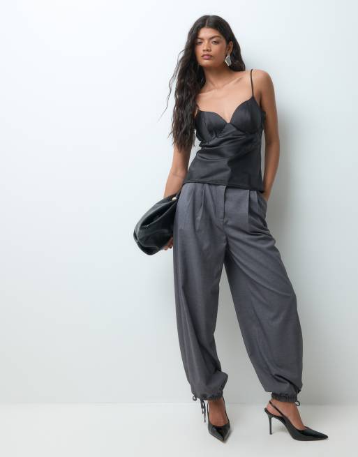 Vero Moda satin-struktureret cami-top i sort, 2 af 5