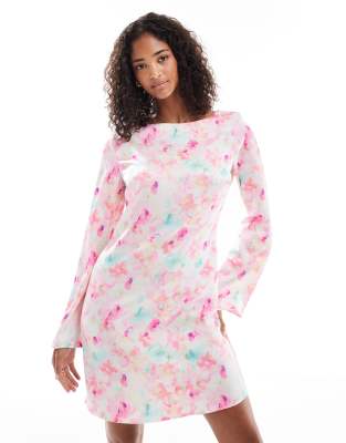 Vero Moda – Satynowa sukienka mini z rękawami typu dzwon we wzór w kwiaty wiśni - view 1
