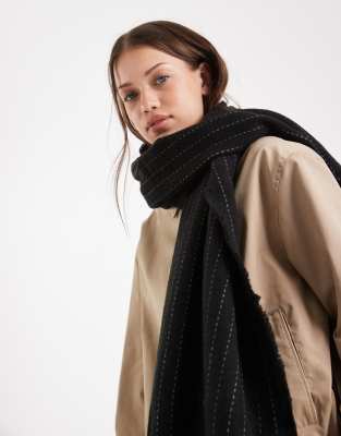 Vero Moda - Schal in Schwarz mit zarten Nadelstreifen und Fransen