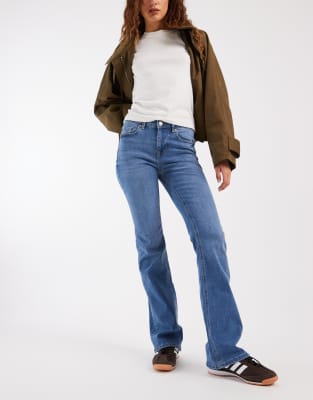 Vero Moda - Schlagjeans aus mittelblauem Denim mit mittelhohem Bund