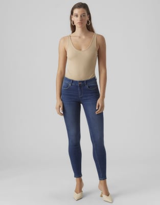 Vero Moda - Schmal geschnittene Jeans aus mittelblauem Denim