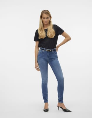 Vero Moda - Schmal geschnittene Jeans aus mittelblauem Denim