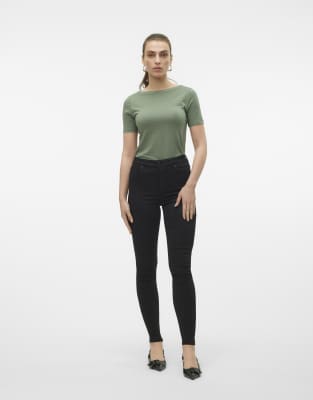 Vero Moda - Schmal geschnittene Jeans in Schwarz