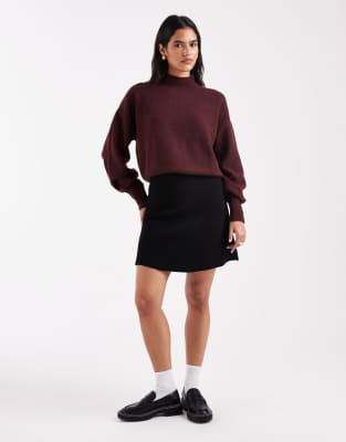 Vero Moda - Schwingender Minirock aus Strick in Schwarz