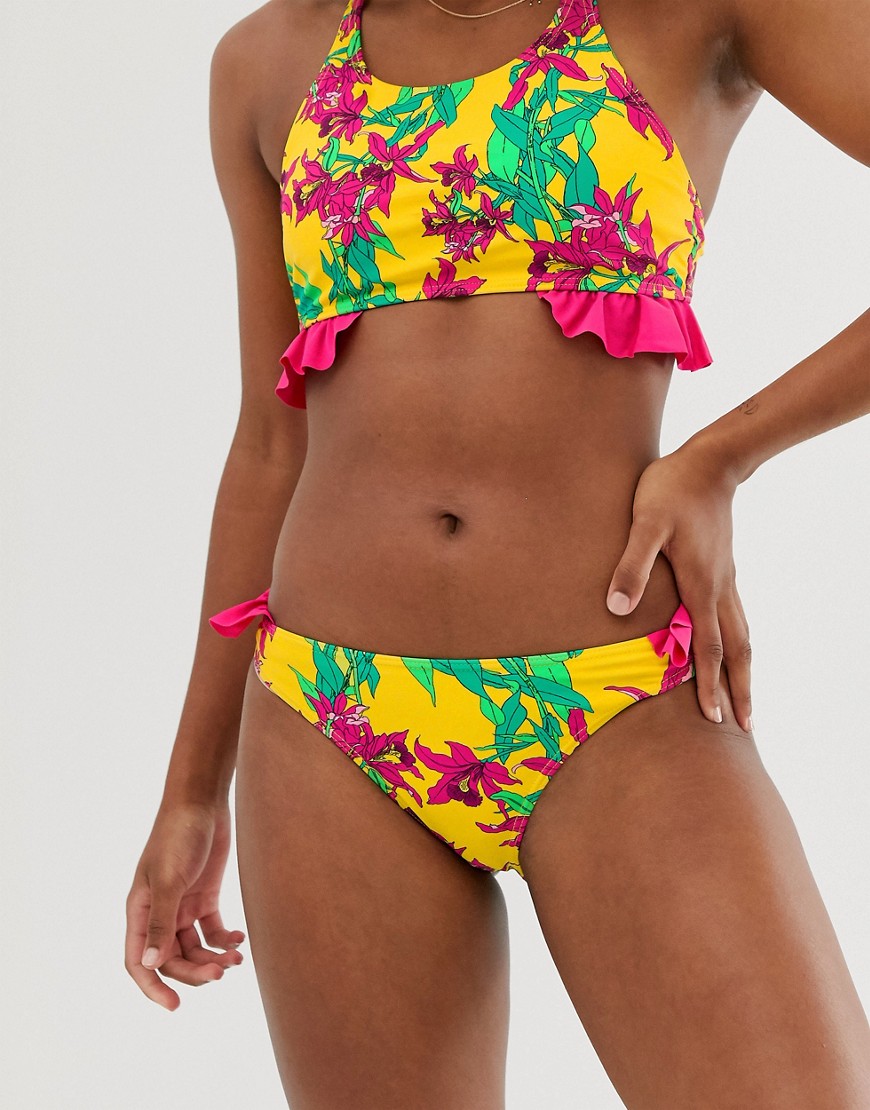 Vero Moda – Seitlich gerüschte Bikinihose mit tropischem Design-Mehrfarbig