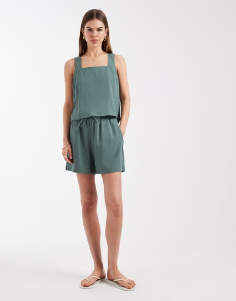 Vero Moda – Set in Grün, bestehend aus ärmellosem Oberteil mit Knopfdetail am Rücken und Paperbag-Shorts - view 1