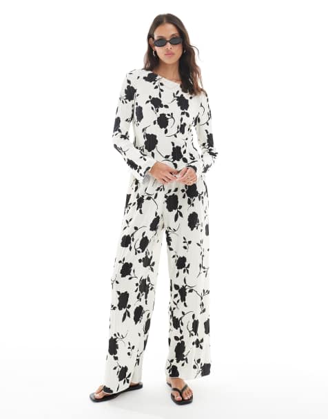 Vero Moda – Set mit Blumenmuster in Weiß und Schwarz bestehend aus langärmligem, plissiertem Oberteil und Hose mit weitem Bein - view 1