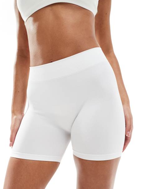 Spanx – Linnevit, konturerade body i satin med string