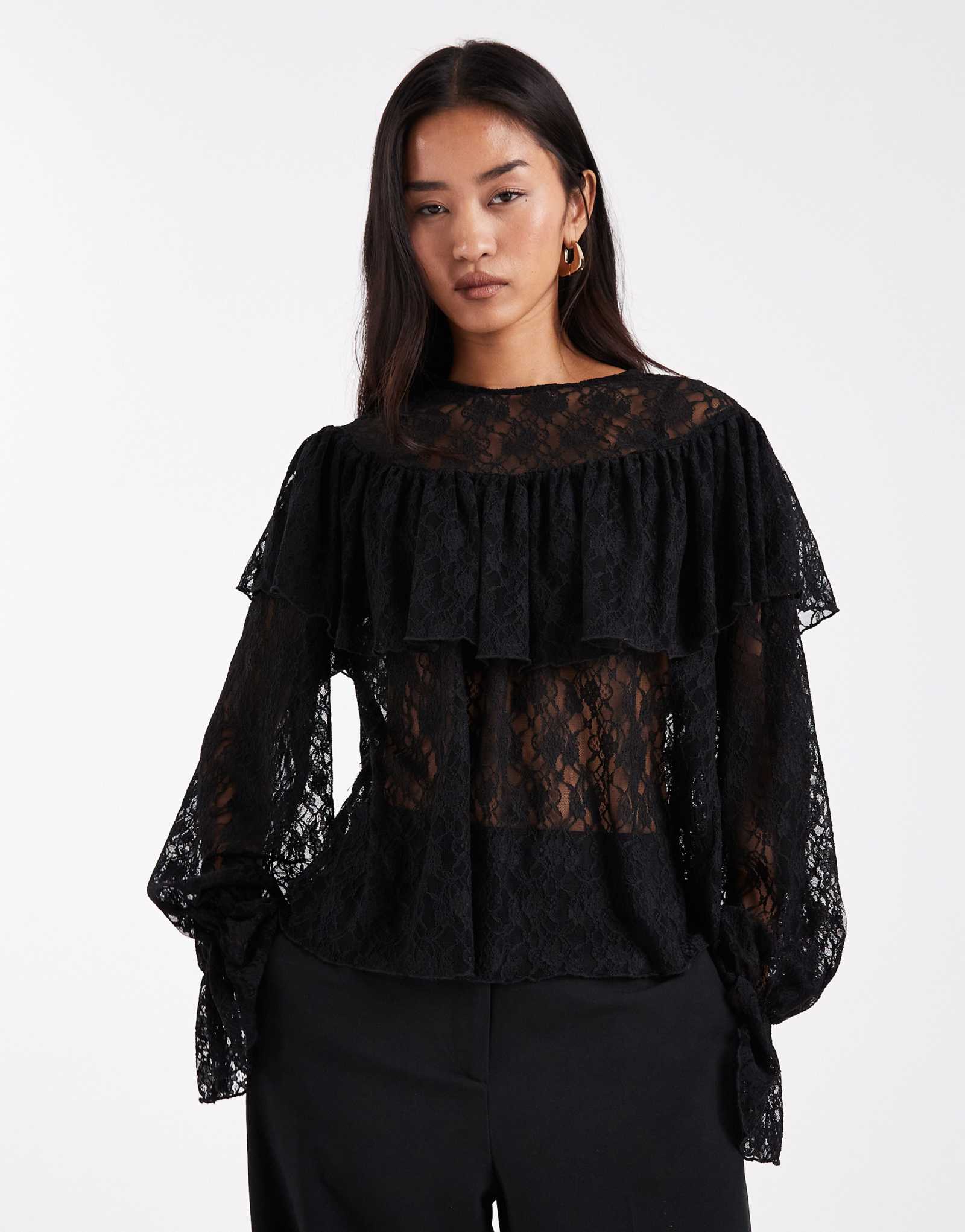 Прозрачная кружевная блузка Vero Moda с рюшами и коротким рукавом черного цвета